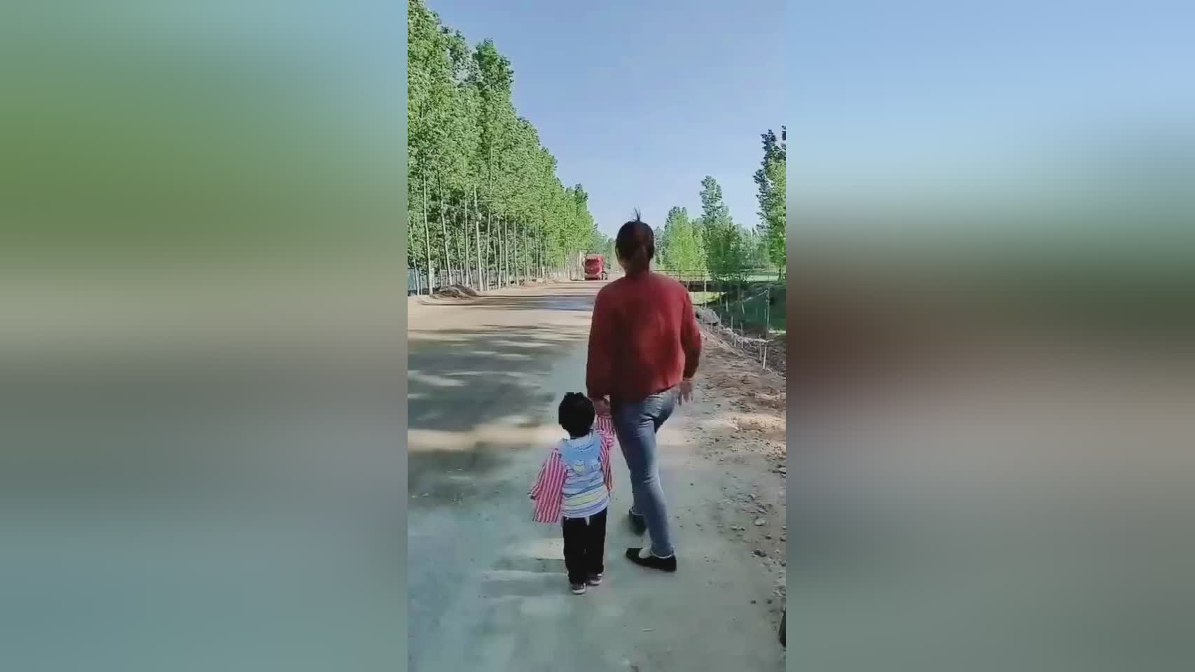阿德尔？他女儿给他的家乡带去蟹黄，他在一场比赛后去和我说话