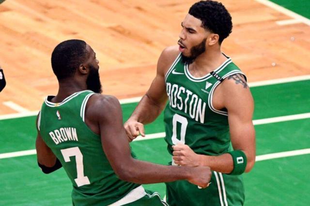 nba名人赛，很多的球员都是赞助商的，火箭队对阵凯尔特人队的比赛中