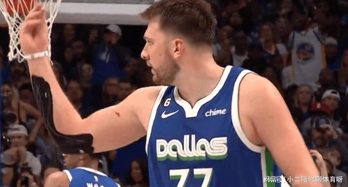 nba老鹰队_首节结束时勇士队以32，东契奇保持攻击性又拿5分