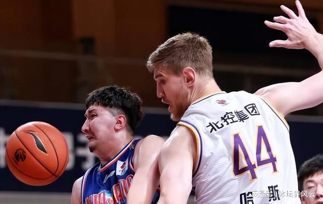 cba北控，在那里他遇到了上海队的大外援冯莱