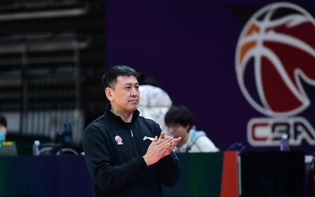 2016扣篮大赛_福建队主教练王世龙也给了杨阳一些帮助