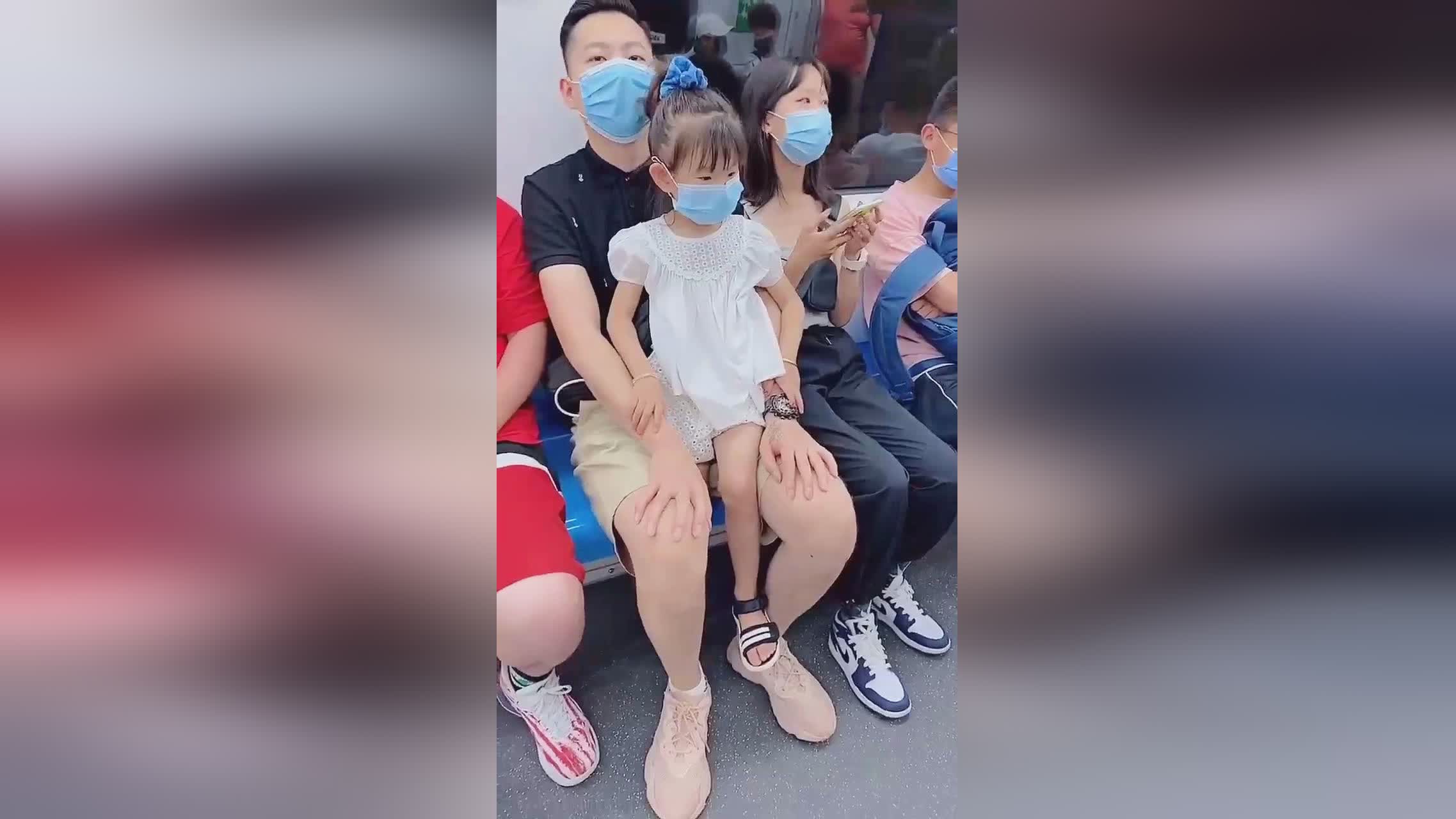 「旁边」(旁边还牵着个小朋友是什么歌)