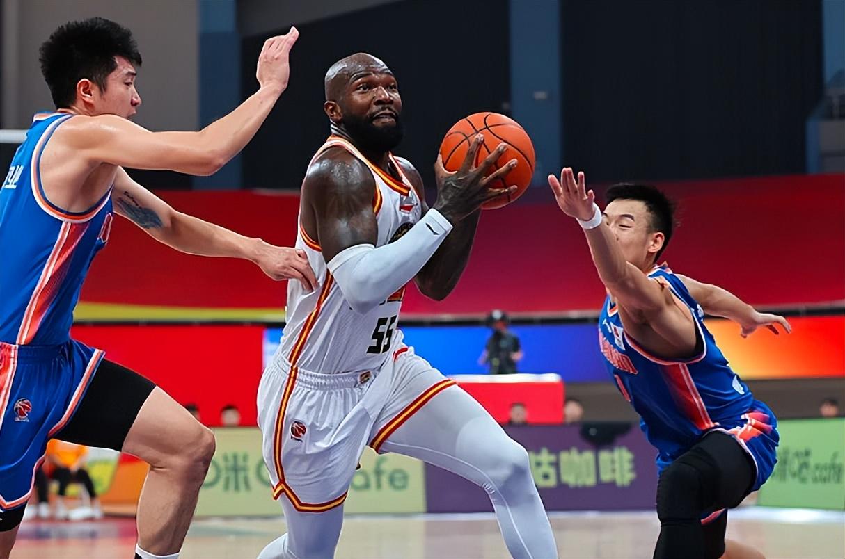 cba八一队：郭昊文的表现可谓是天神下凡，八一队在主教练王治郅的带领之下