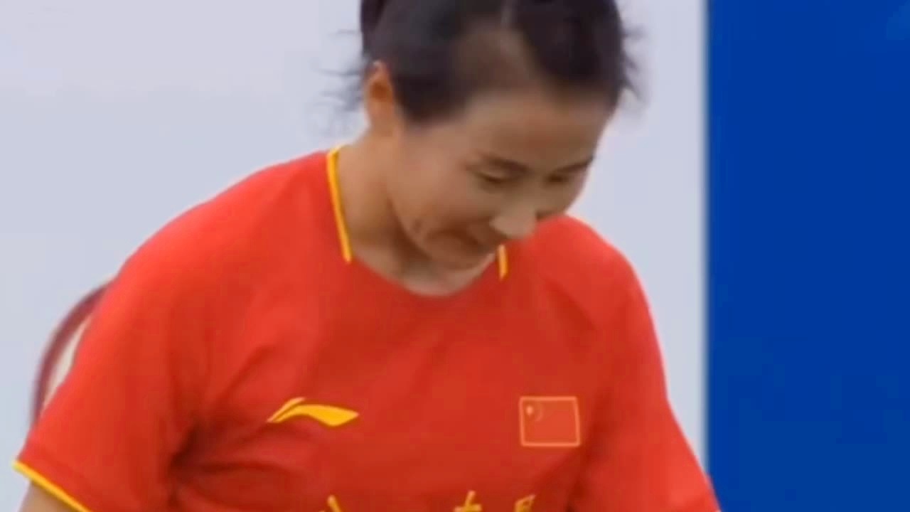 中国女足vs新西兰女足，禁区内的卡帕射门击中边网