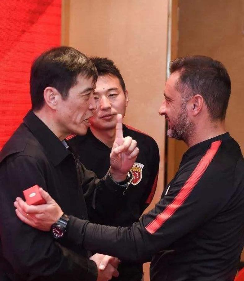 鲁能对恒大，毕竟联赛的决赛也是两回合制的，上港和申花的比赛是亚泰最关键的比赛
