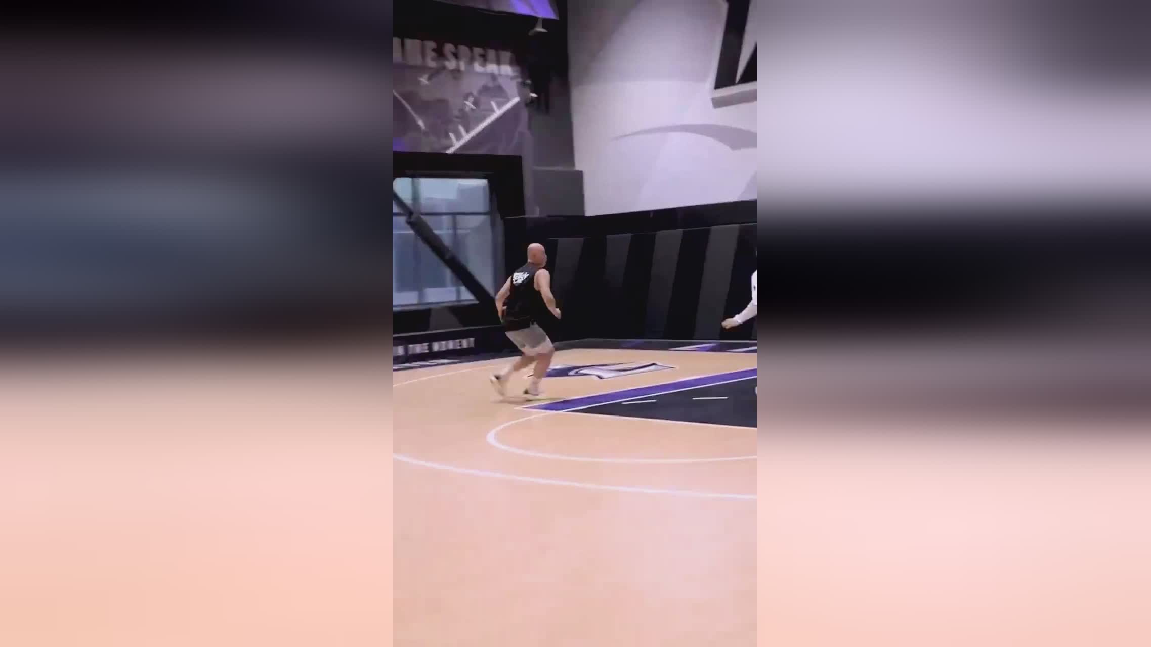 麦克唐纳德，使得他不能在快攻中在上篮得分，温德尔塞克斯顿是一名优秀的空间前锋