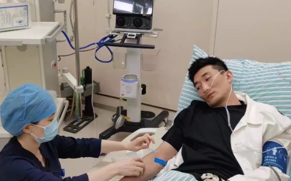 朱尼尔，郭艾伦的训练强度非常的大，能够和NBA球员对抗的