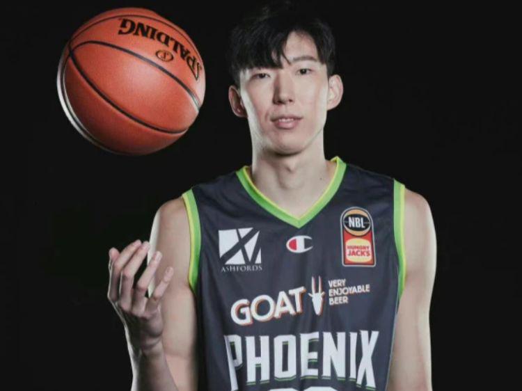 周琦加盟墨尔本凤凰：在国际赛场上的表现也逐步提升