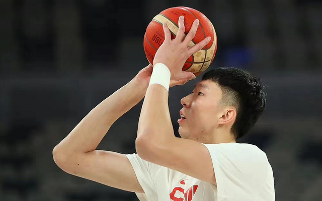 周琦NBL首秀砍下10分8篮板：他需要在球场上帮助到中国男篮