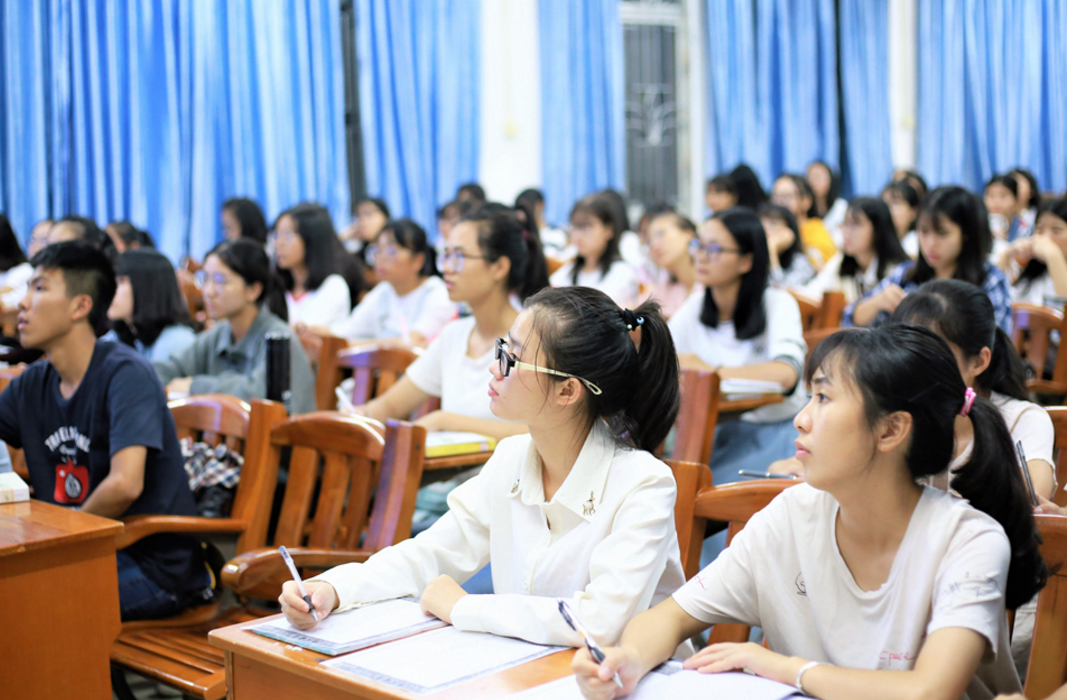 周金：在甘肃的生活条件非常好，甘肃师范大学大三美术系教师周金辉