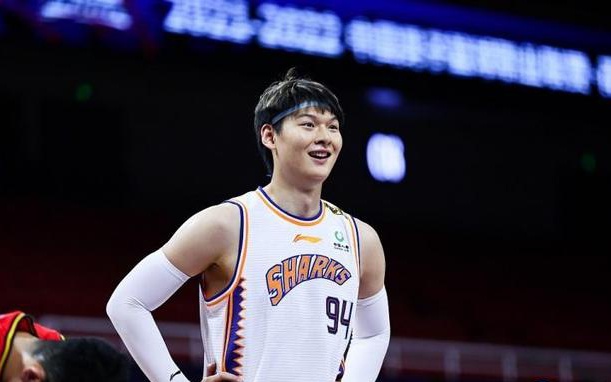 闫鹏飞_首先我们在今年2月13日，就需要一些身高在两米之上的中锋