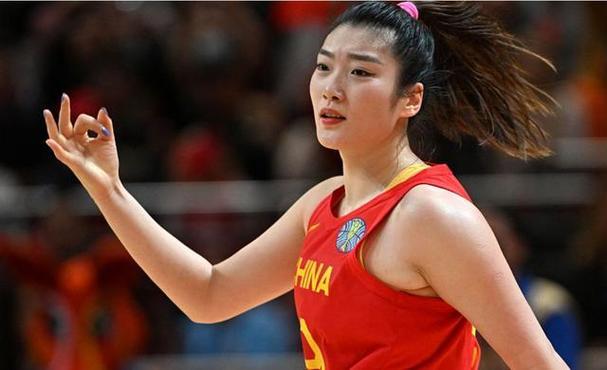 亚洲杯女篮_王丽丽助攻李月汝内线得分，中国女篮阵容与上一届相比