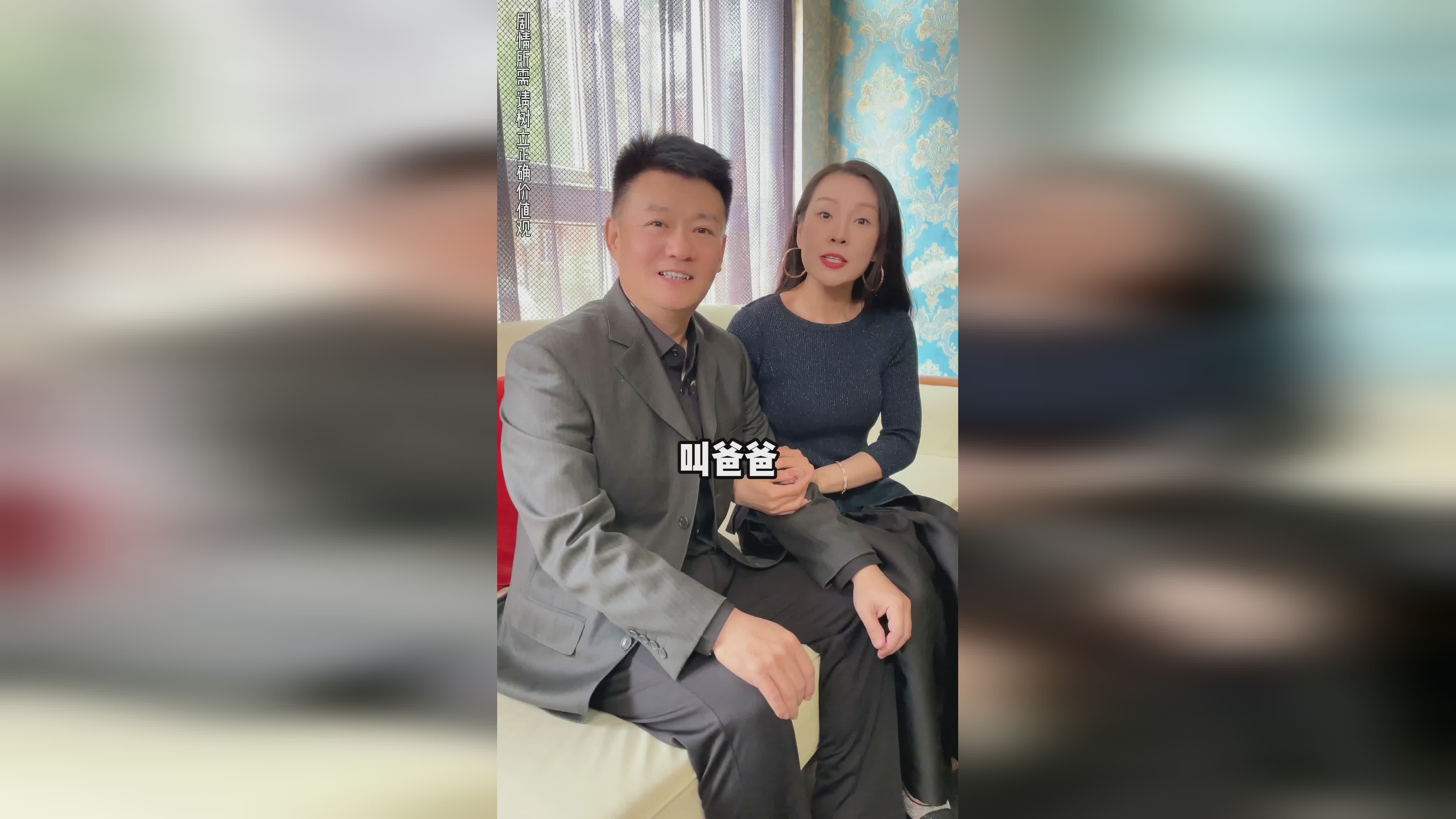 斯内尔，他和自己的母亲一起看了很多新闻，电视剧《黑珍珠号的诅咒