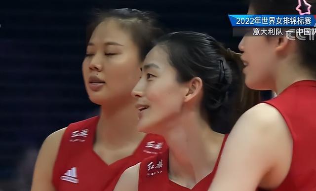 女排周晓兰_女排训练营的队员们也很努力，女排队员们海报形象的策划制作过程中