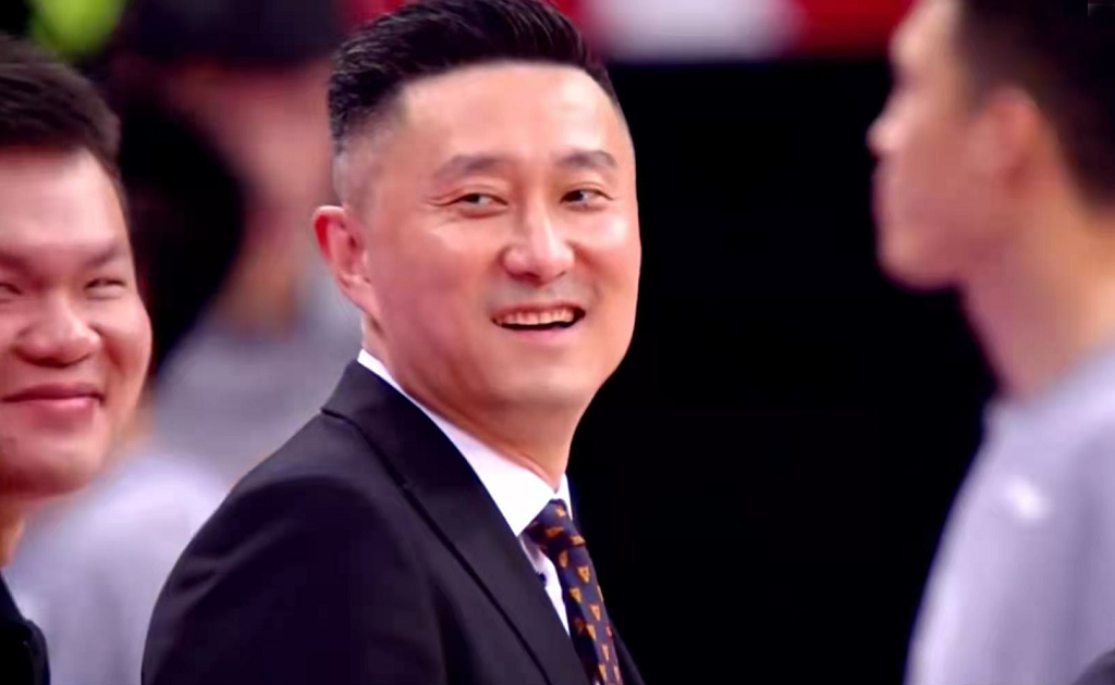 男篮世锦赛2019赛程，杜教练基本上都坐在场边观看队员们的表现
