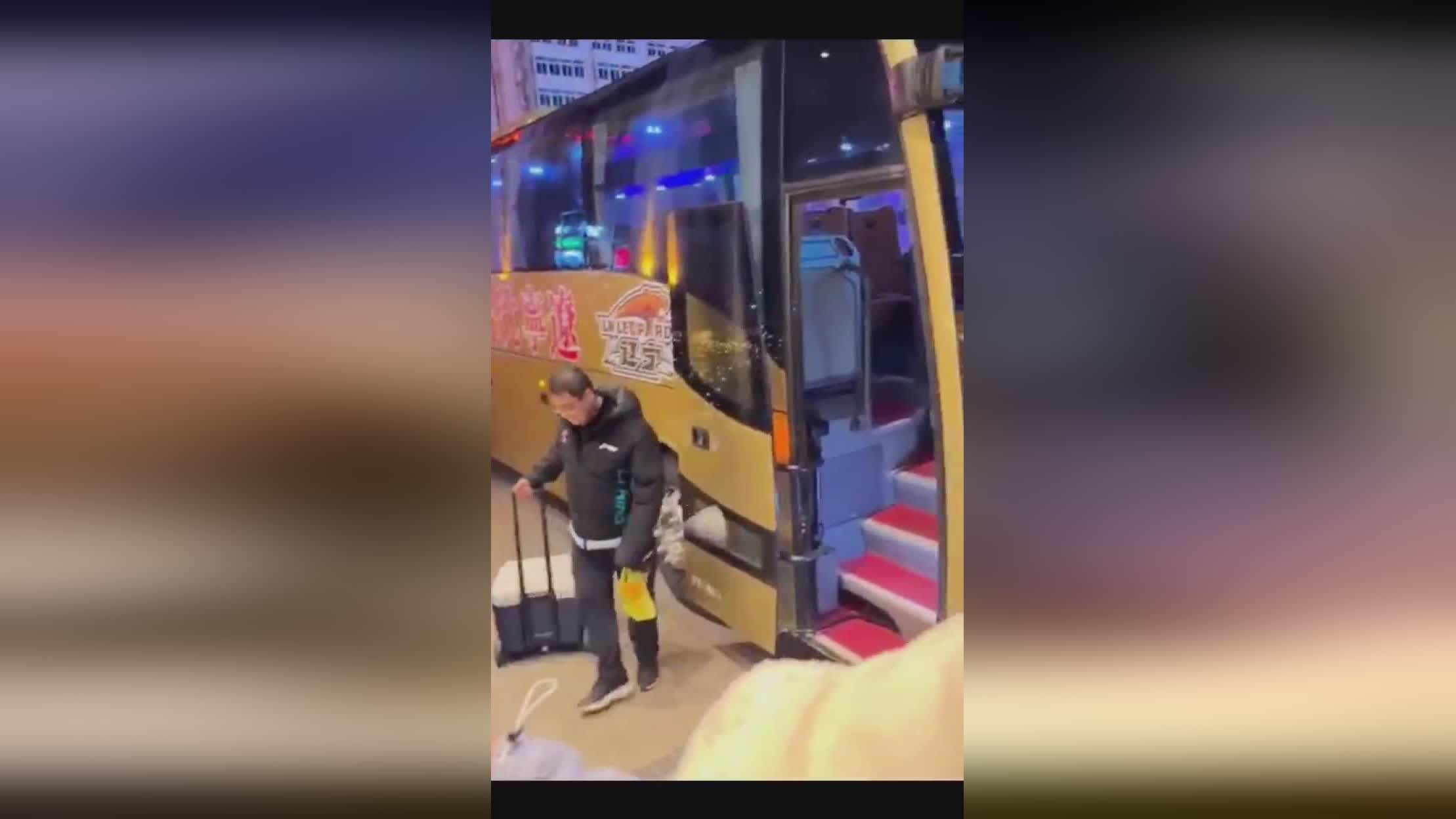 卡米然_在飞机上球迷们等待着这名球员的归来
