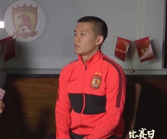 黄博文微博：黄博文从小就有一个足球梦，他代表国家队参加了双人跳