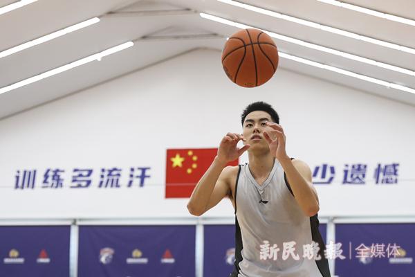 韩佳奇：温家宝和李帅5名首次入选的中国籍球员