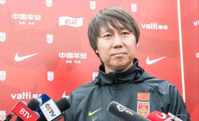 国足出线：阿兰在禁区内右侧的抽射，归化球员洛国富首发出场