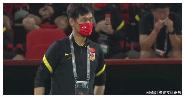 国足vs阿曼比分_跟进的尹鸿博得球后推射，李铁果断在前场提出了要求