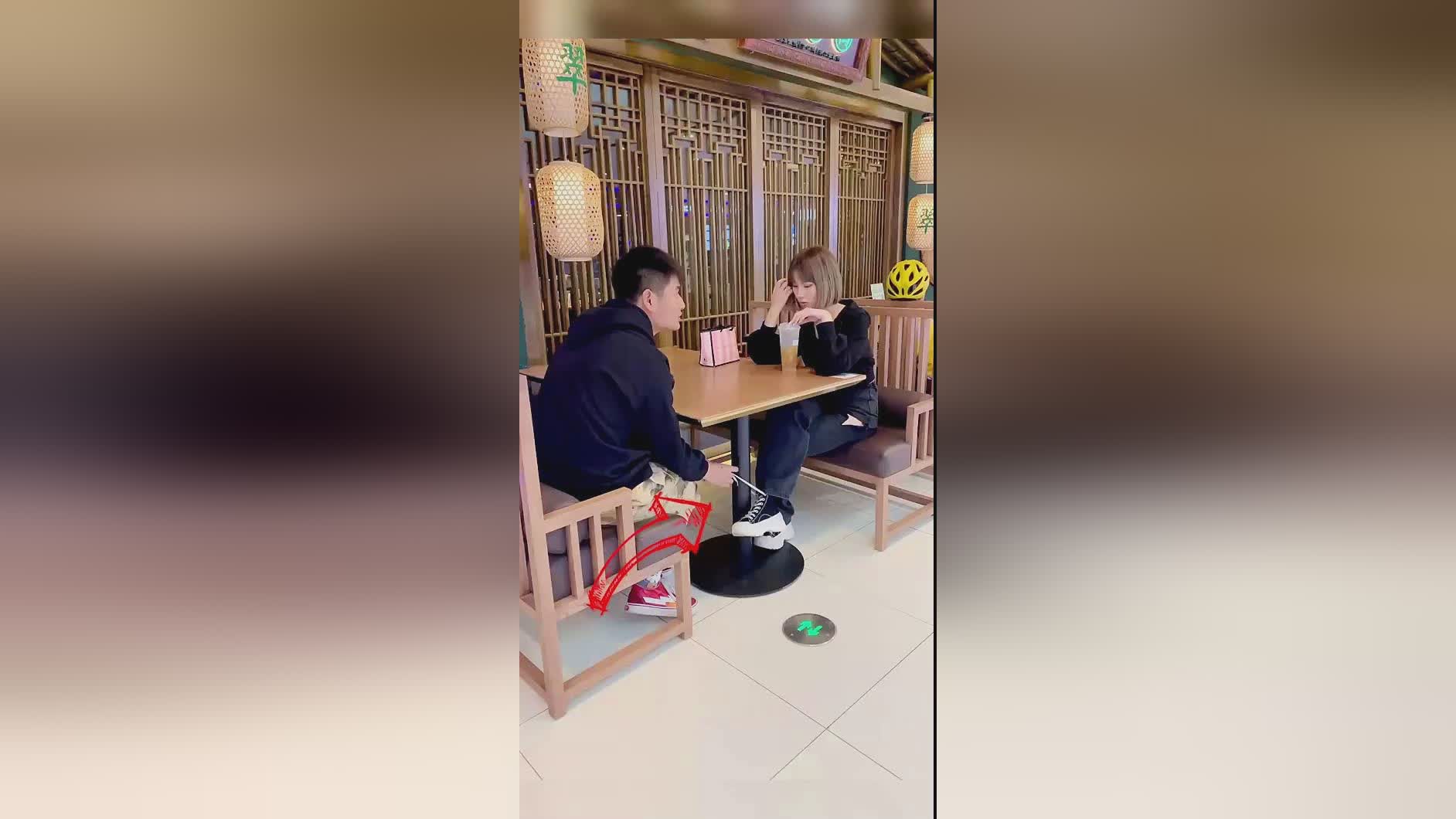 安度因乌瑞恩_他的男友身穿一件灰色的短袖，整个人看上去非常的显年轻