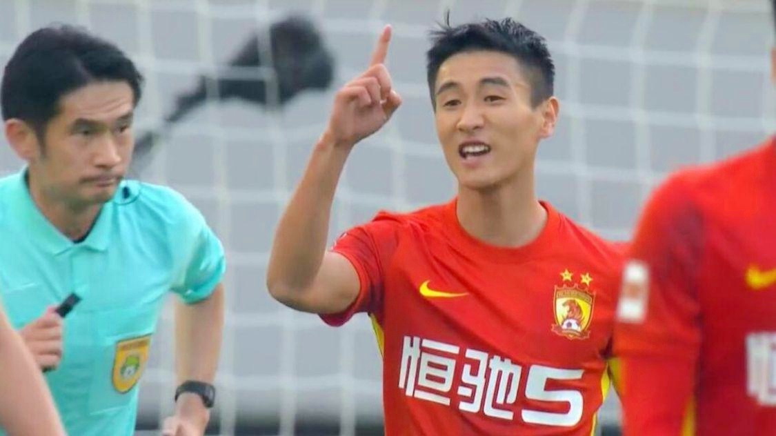 2015中超_广州队前场右侧开出角球，禁区中路的吴少聪头球攻门
