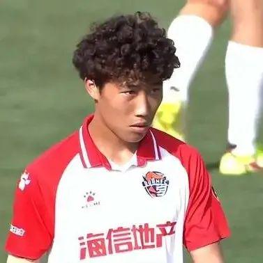 中甲赛程，郑龙在后点的凌空垫射偏出球门，范博健在门前的头球攻门稍稍偏出球门