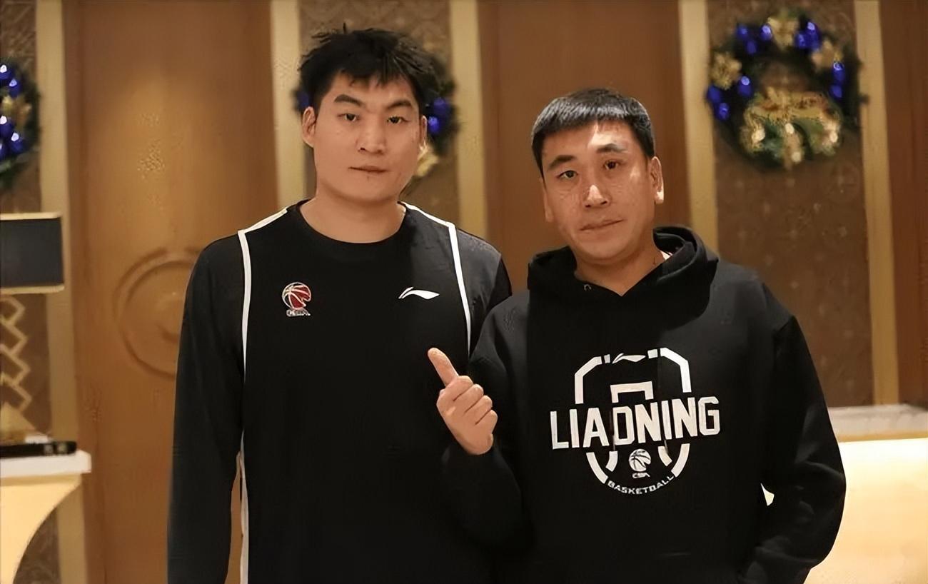 四川男篮：身高两米以上的哈达迪也非常吃亏，现在新疆队已经锁定了一名老将李根