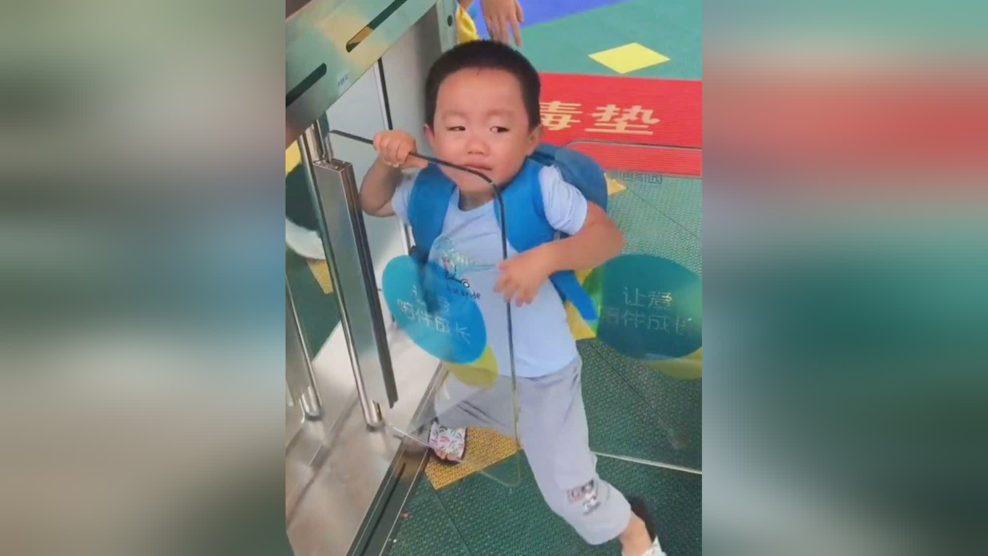 双后_他的防守动作幅度和覆盖面积都很大，毕竟很多球员都不适应边后卫的战术安排