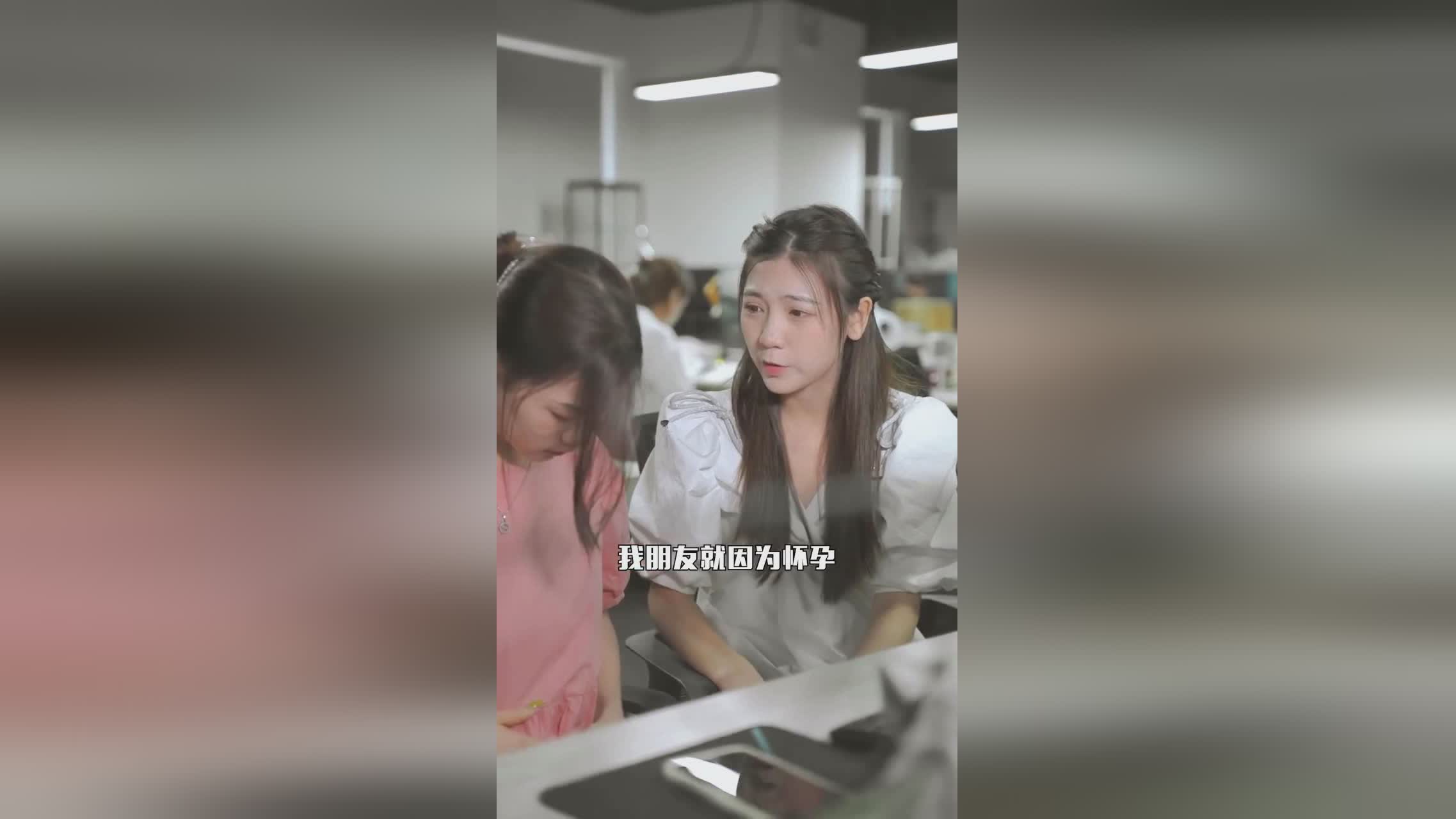 裸奔女_照片的主角是一位职业女性，这位47岁的歌手正在享受一段伟大的时期