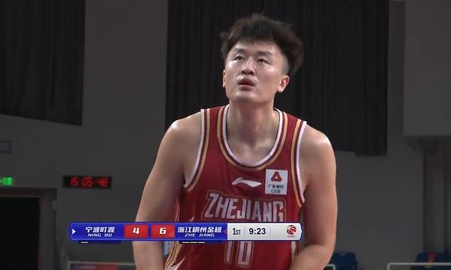 刘泽一身高雅，帅气中又透出一丝霸气