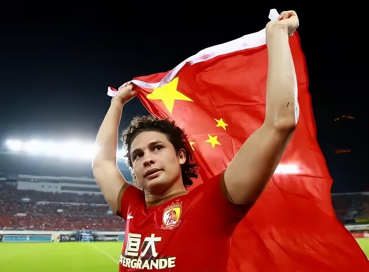 篮球世界杯赛程：艾克森前场右边路带球突破，武磊助攻金敬道打破场上僵局