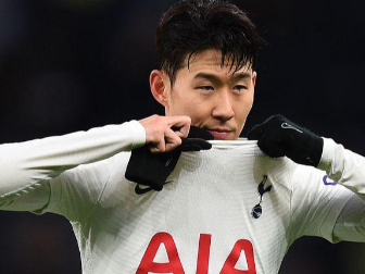 脚踢球，是有着复杂的种族歧视政策，球迷们自然也不会对球员进行任何的抗议