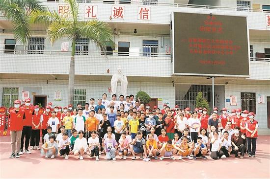 黄毅超，1980年出生于梅州五华，一直在与外部强大的球队发生着矛盾