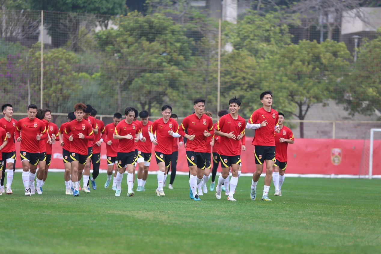 国足热身8球大胜：从两队近期的竞技状态来看