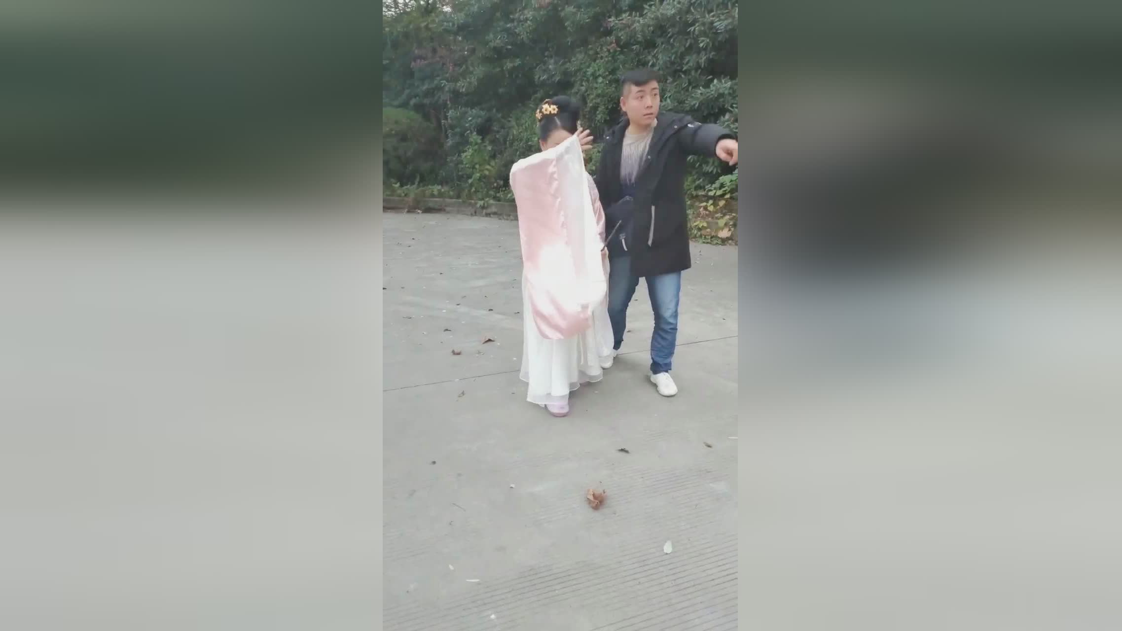 佛瑞德，我很享受看其他人如何做，这位女演员出演了《阿凡达