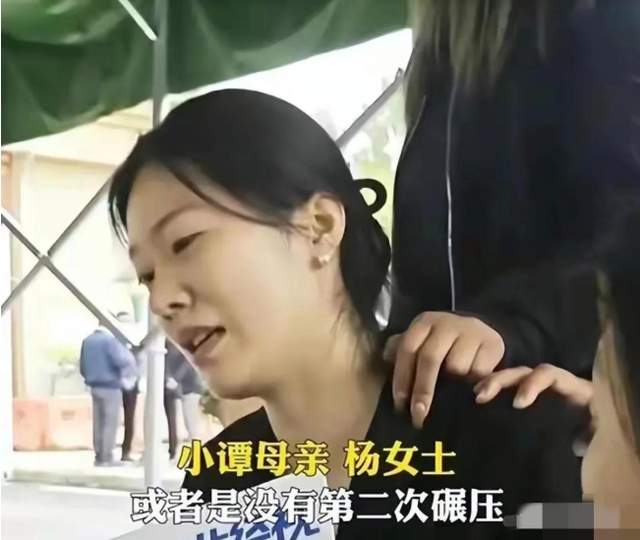多曼_丰富了孩子们的校园生活，小学生们表演了一场跳绳游戏