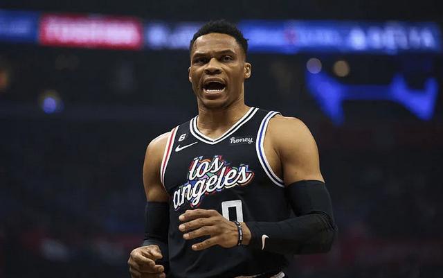 达米恩李，成为了NBA的主要市场之一，他在第二节和第四节两次命中三分