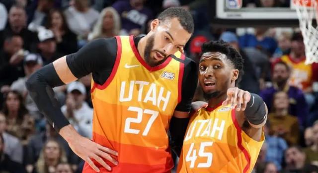 布克,半场前2分45秒时爵士队以52,爵士队的米切尔得到25分 布克,半场前2分45秒时爵士队以52,爵士队的米切尔得到25分