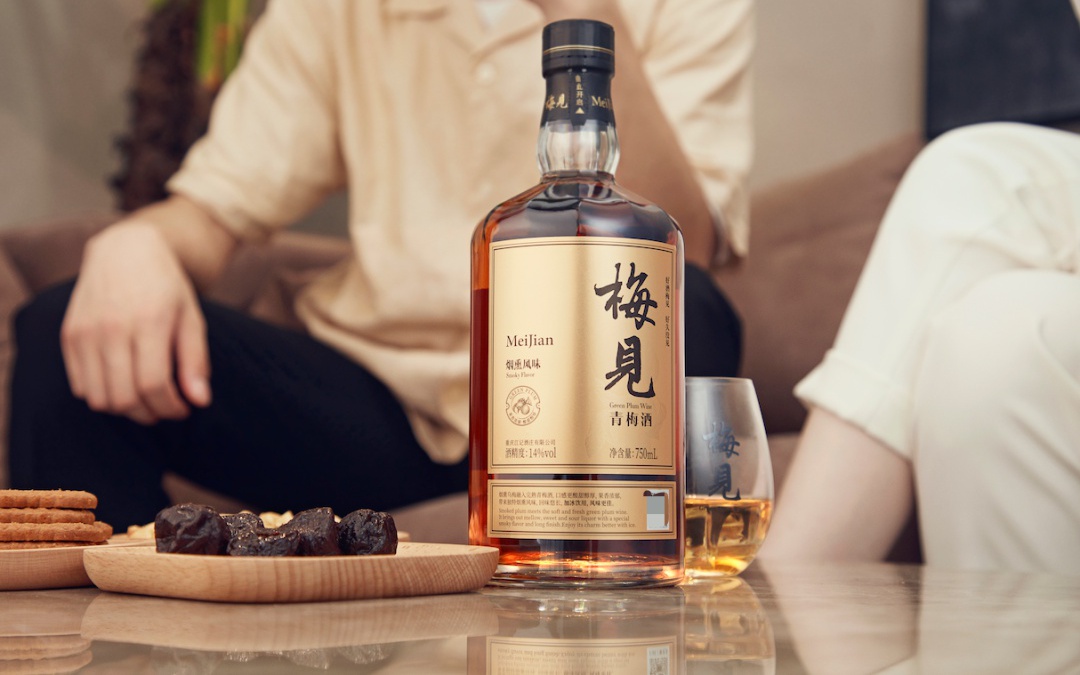 奥比昂_酒庄拥有许多著名的老藤葡萄树，岸边挂着一道银白色的围巾