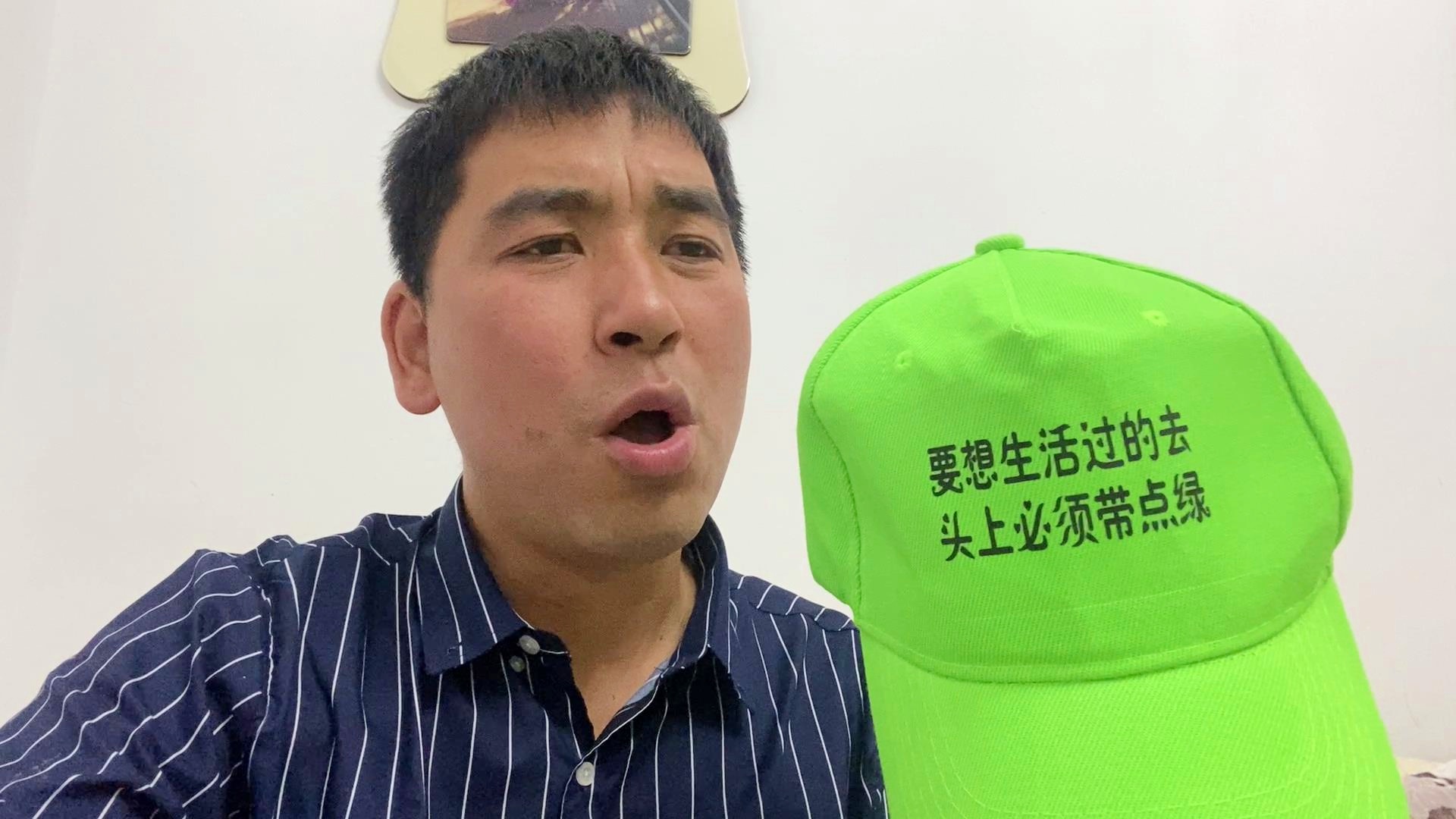 阿玛尔，SigitneyWoel，脚上戴着一顶白色的帽子