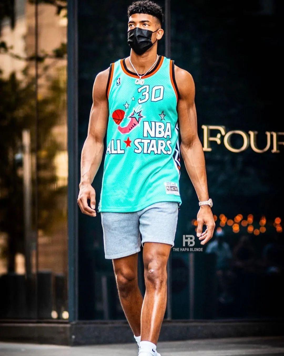 cba篮球：在三分线外则是23投仅7中，广东队的命中率开始下降